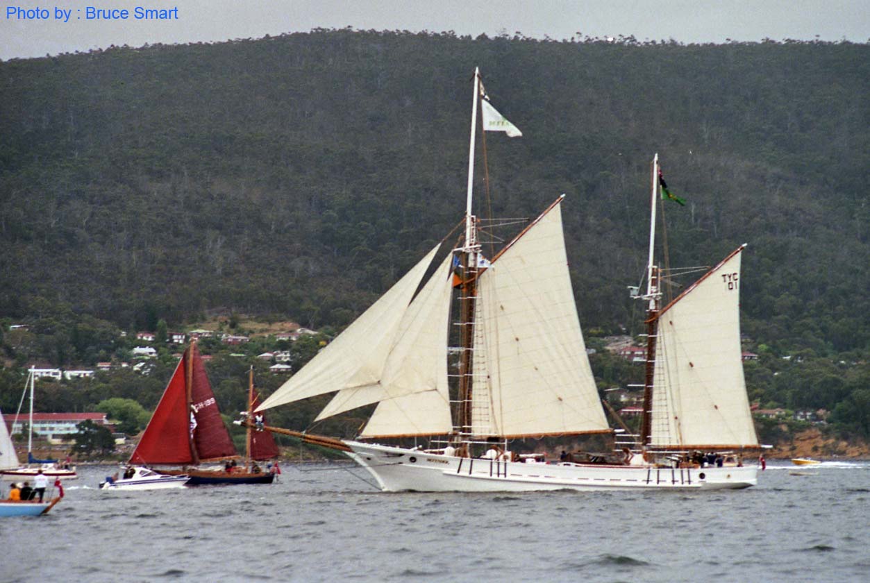 TS88-027 - Emily Jane, NSW (red) & Defender