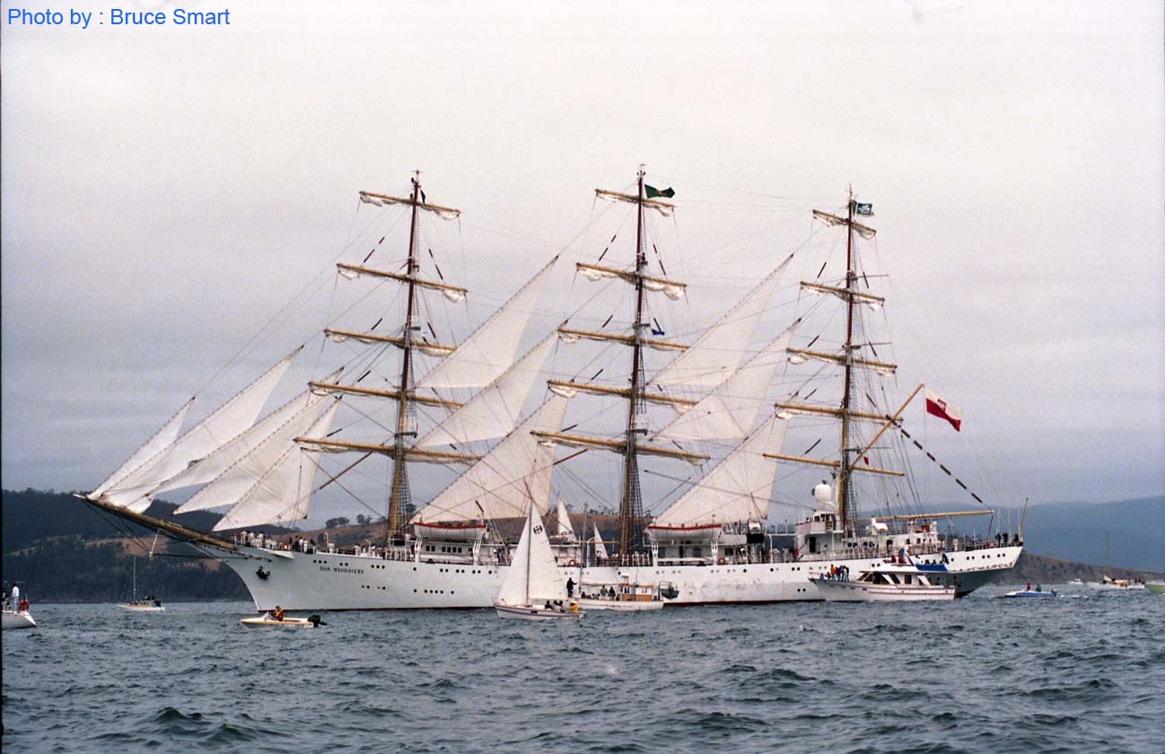 TS88-048 - Dar Mlodziezy, Poland